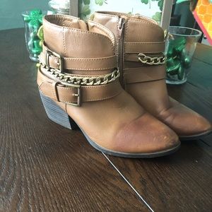 Ankle chained Boots